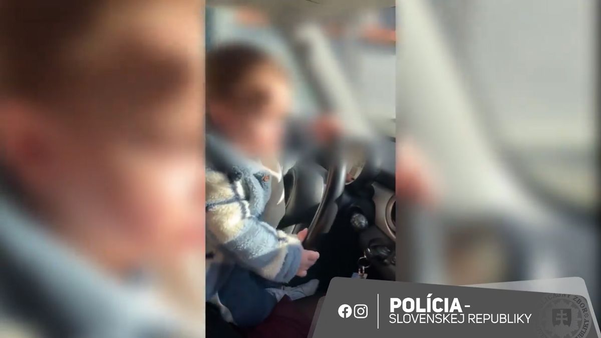 Matka na Slovensku nechala řídit auto batole. A ještě natočila pro policii video
